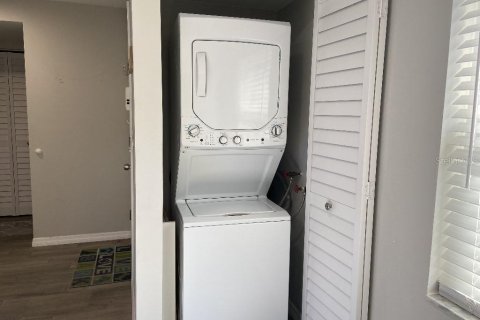 Condo in New Port Richey, Florida, 2 bedrooms  № 1855433 - photo 17