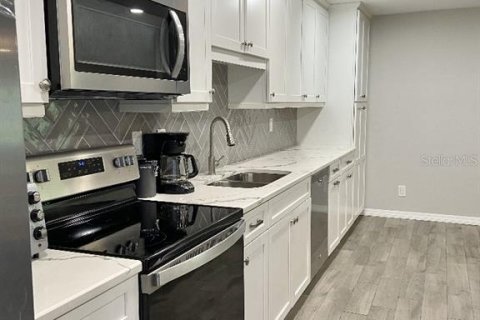 Condo in New Port Richey, Florida, 2 bedrooms  № 1855433 - photo 6