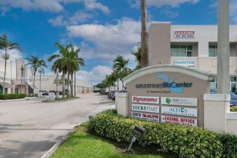 Propiedad comercial en venta en Miami, Florida № 1840737 - foto 4