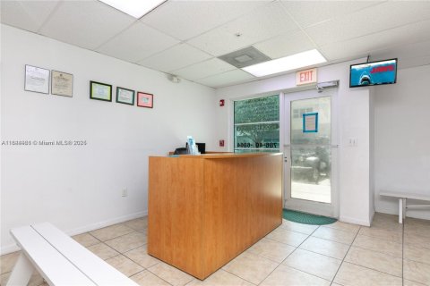 Propiedad comercial en venta en Miami, Florida № 1840737 - foto 8