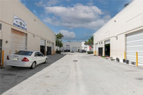 Propiedad comercial en venta en Miami, Florida № 1840737 - foto 24