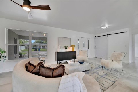House in Saint Petersburg, Florida 3 bedrooms, 144 sq.m. № 1919005 - photo 10