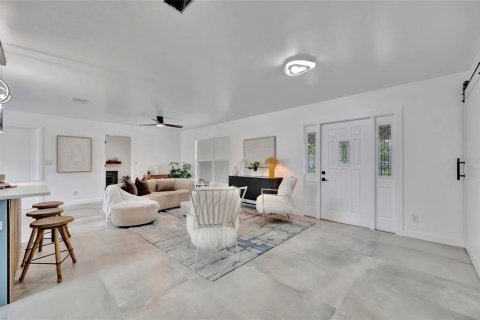 House in Saint Petersburg, Florida 3 bedrooms, 144 sq.m. № 1919005 - photo 8