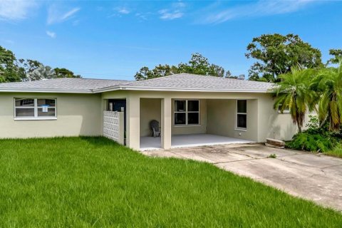 House in Saint Petersburg, Florida 3 bedrooms, 144 sq.m. № 1919005 - photo 1