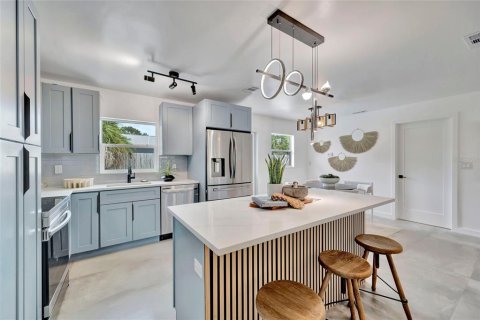 House in Saint Petersburg, Florida 3 bedrooms, 144 sq.m. № 1919005 - photo 15