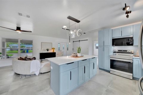 House in Saint Petersburg, Florida 3 bedrooms, 144 sq.m. № 1919005 - photo 18