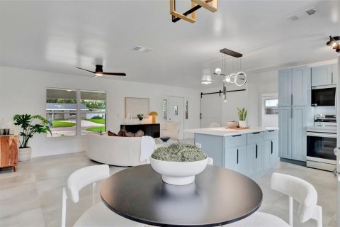 House in Saint Petersburg, Florida 3 bedrooms, 144 sq.m. № 1919005 - photo 25