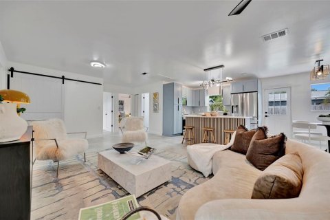 House in Saint Petersburg, Florida 3 bedrooms, 144 sq.m. № 1919005 - photo 9