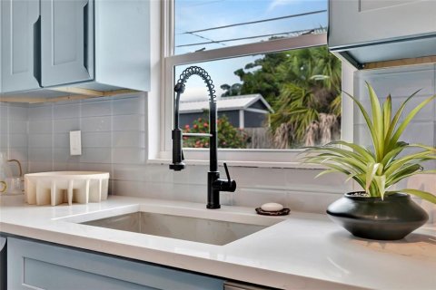 House in Saint Petersburg, Florida 3 bedrooms, 144 sq.m. № 1919005 - photo 21