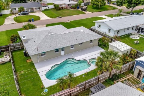 House in Saint Petersburg, Florida 3 bedrooms, 144 sq.m. № 1919005 - photo 2