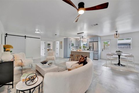 House in Saint Petersburg, Florida 3 bedrooms, 144 sq.m. № 1919005 - photo 11