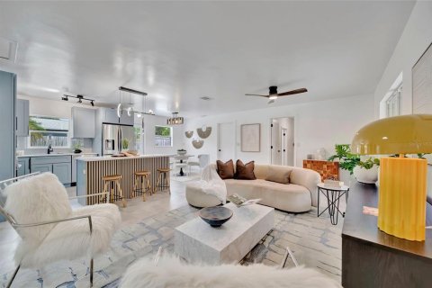 House in Saint Petersburg, Florida 3 bedrooms, 144 sq.m. № 1919005 - photo 5