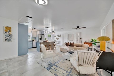 House in Saint Petersburg, Florida 3 bedrooms, 144 sq.m. № 1919005 - photo 4