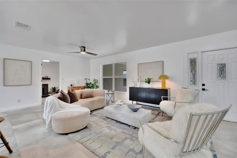 House in Saint Petersburg, Florida 3 bedrooms, 144 sq.m. № 1919005 - photo 7