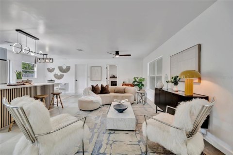 House in Saint Petersburg, Florida 3 bedrooms, 144 sq.m. № 1919005 - photo 6