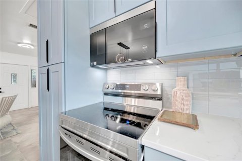 House in Saint Petersburg, Florida 3 bedrooms, 144 sq.m. № 1919005 - photo 22