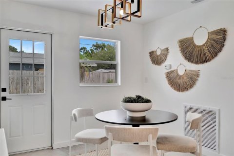 House in Saint Petersburg, Florida 3 bedrooms, 144 sq.m. № 1919005 - photo 27