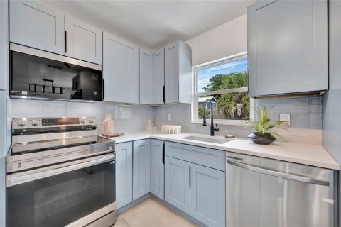 House in Saint Petersburg, Florida 3 bedrooms, 144 sq.m. № 1919005 - photo 19