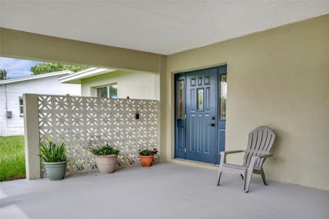 House in Saint Petersburg, Florida 3 bedrooms, 144 sq.m. № 1919005 - photo 3