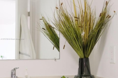 Condo in Miami, Florida, 1 bedroom  № 1937551 - photo 9