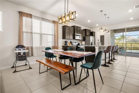 House in Davenport, Florida 5 bedrooms, 243.59 sq.m. № 2429559 - photo 5