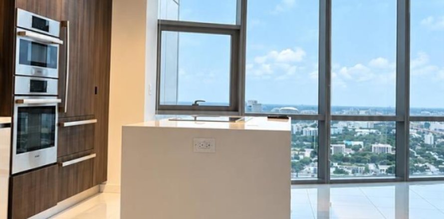 Estudio en el Condominio en Miami, Florida  № 2423234
