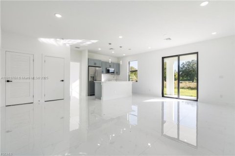 Casa en venta en Lehigh Acres, Florida, 3 dormitorios № 1970069 - foto 3