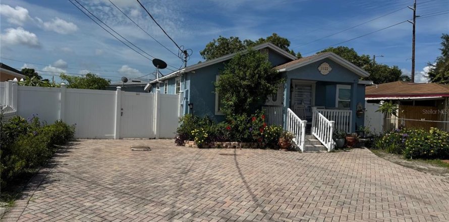 House in Tampa, Florida 2 bedrooms, 76.18 sq.m. № 1829218