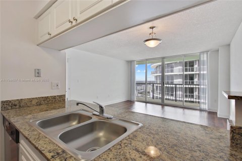 Condominio en alquiler en Miami, Florida, 1 dormitorio, 78.22 m2 № 1712373 - foto 8
