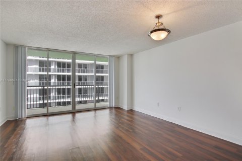 Condominio en alquiler en Miami, Florida, 1 dormitorio, 78.22 m2 № 1712373 - foto 4