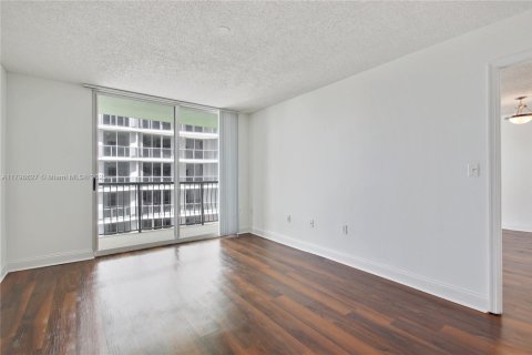 Condominio en alquiler en Miami, Florida, 1 dormitorio, 78.22 m2 № 1712373 - foto 16