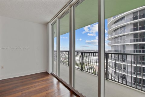 Condominio en alquiler en Miami, Florida, 1 dormitorio, 78.22 m2 № 1712373 - foto 10