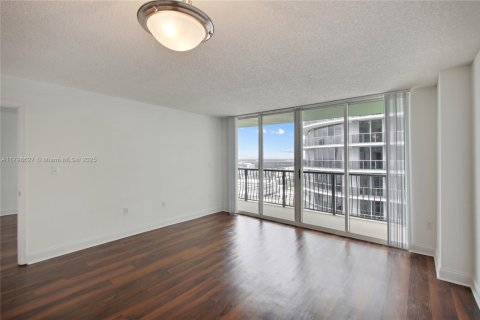 Condominio en alquiler en Miami, Florida, 1 dormitorio, 78.22 m2 № 1712373 - foto 9