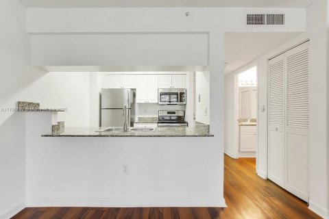 Condominio en alquiler en Miami, Florida, 1 dormitorio, 78.22 m2 № 1712373 - foto 14