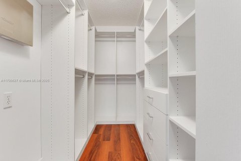 Condominio en alquiler en Miami, Florida, 1 dormitorio, 78.22 m2 № 1712373 - foto 21