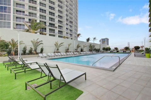 Condominio en alquiler en Miami, Florida, 1 dormitorio, 78.22 m2 № 1712373 - foto 1