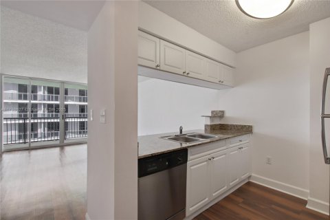Condominio en alquiler en Miami, Florida, 1 dormitorio, 78.22 m2 № 1712373 - foto 5