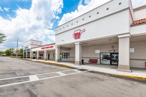 Immobilier commercial à vendre à Pembroke Pines, Floride № 2171258 - photo 3