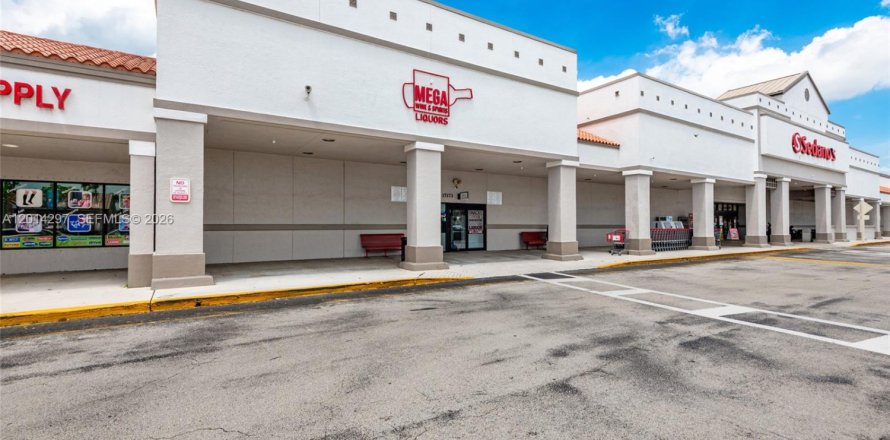 Immobilier commercial à Pembroke Pines, Floride № 2171258