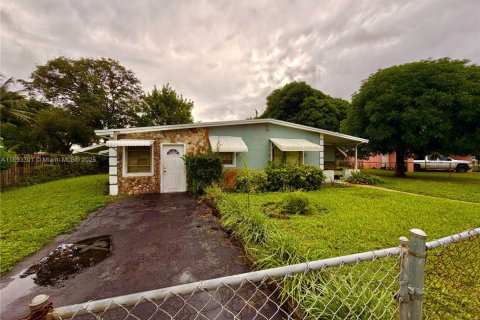 Villa ou maison à vendre à Lauderhill, Floride: 3 chambres, 124.3 m2 № 1945936 - photo 2