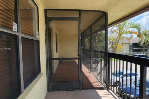 Купить кондоминиум в Санрайз, Флорида 2 спальни, 70.61м2, № 1973459 - фото 2