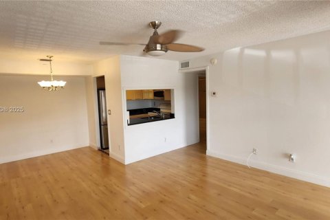 Купить кондоминиум в Санрайз, Флорида 2 спальни, 70.61м2, № 1973459 - фото 4