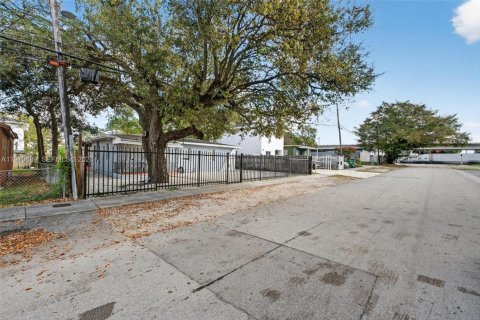 House in Miami, Florida 3 bedrooms, 97.55 sq.m. № 2031441 - photo 2