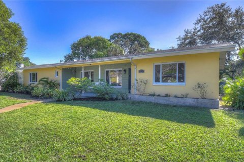 House in Gulfport, Florida 3 bedrooms, 130.99 sq.m. № 2197120