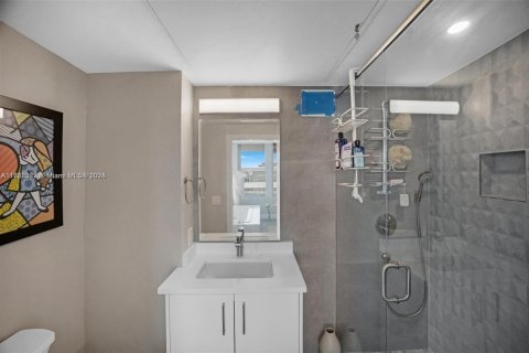 Condo in Miami Beach, Florida, 2 bedrooms  № 1861920 - photo 28