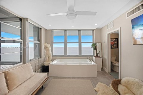 Condo in Miami Beach, Florida, 2 bedrooms  № 1861920 - photo 16