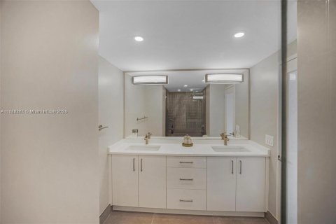 Condo in Miami Beach, Florida, 2 bedrooms  № 1861920 - photo 17