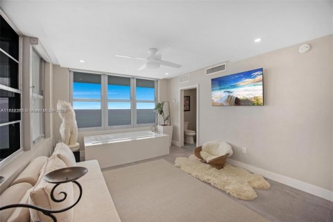 Condo in Miami Beach, Florida, 2 bedrooms  № 1861920 - photo 25