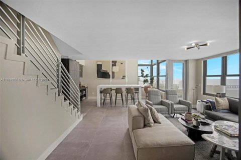 Condo in Miami Beach, Florida, 2 bedrooms  № 1861920 - photo 9