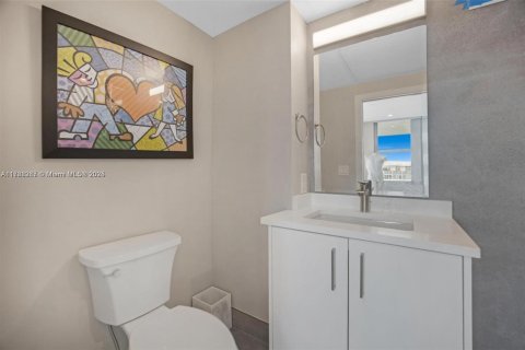 Condo in Miami Beach, Florida, 2 bedrooms  № 1861920 - photo 27